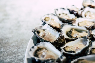 Les coquilles d'huître sont riches en chitine d'où est extraite la glucosamine